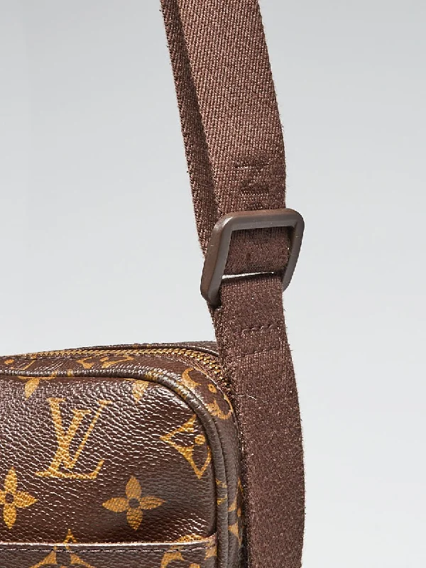 Louis Vuitton bags with a zip - around closure for enhanced securityLouis Vuitton Monogram Canvas Trotteur Beaubourg Bag