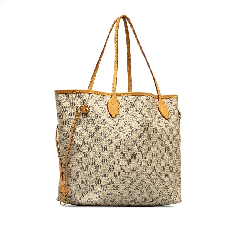 Ladies Louis Vuitton Petite Malle bags in a pastel color for a soft lookLouis Vuitton Damier Azur Neverfull MM (PxbWdh)