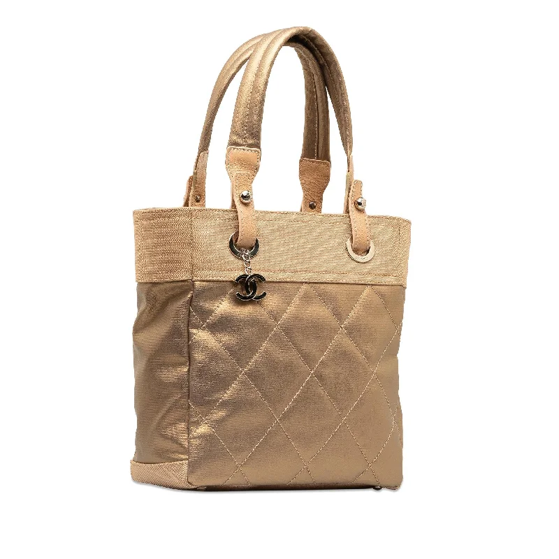 Chanel Quilted Leather Shoulder Bag for FashionistasChanel Small Paris-Biarritz Tote (tenv7D)