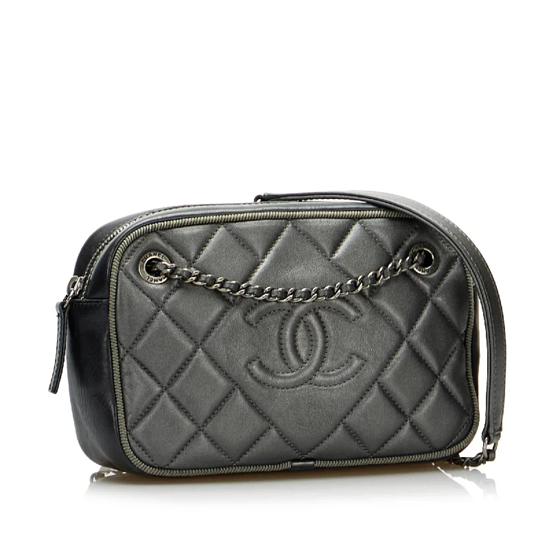 Chanel Lightweight Handbag for Daily ErrandsChanel Small Quilted Ballerine Camera Bag (iPclaF)