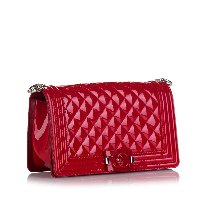 Chanel Quilted Leather Shoulder Bag for FashionistasChanel Timeless Le Boy Flap (35628)