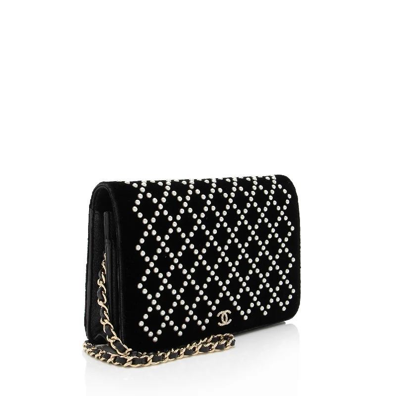 Chanel Small Crossbody Bag for TravelChanel Velvet Pearl Embellished Wallet on Chain (aGIZaD)