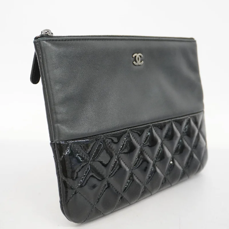 Chanel Designer Handbag with Unique DesignCHANELAuth  Matelasse Women's Leather,Patent Leather Clutch Bag Black